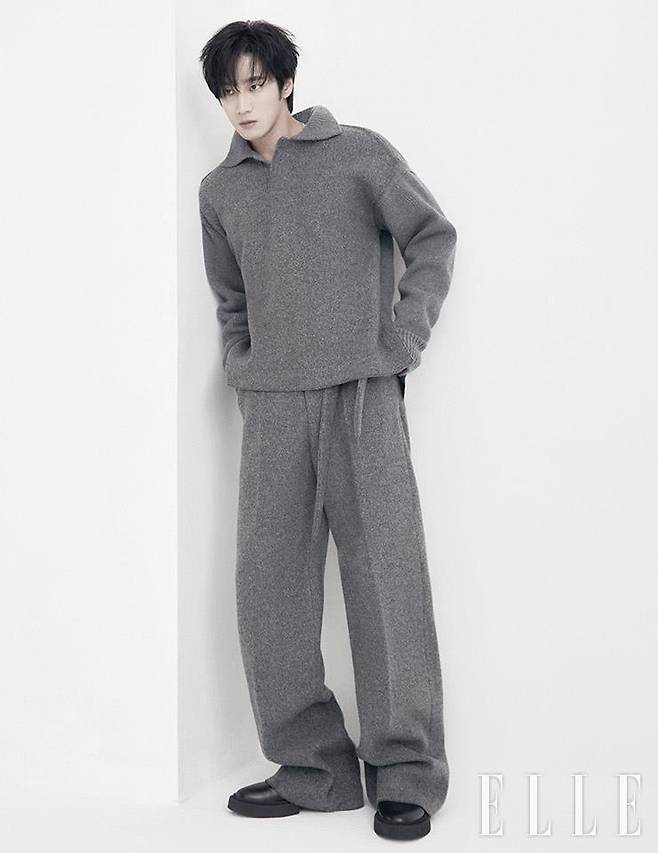 니트 톱과 와이드 팬츠는 모두 Ermenegildo Zegna. 앵클부츠는 스타일리스트 소장품.