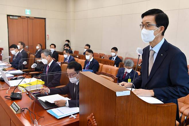 방문규 한국수출입은행장이 업무보고를 하고 있다.