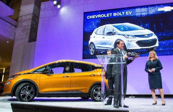 2017년 디트로이트 모터쇼에서 쉐보레의 순수전기차 볼트EV가 '2017 올해의 차'에 선정돼 마크 루스 GM글로벌 제품개발 총괄 부사장이 상을 받고 있다. fnDB