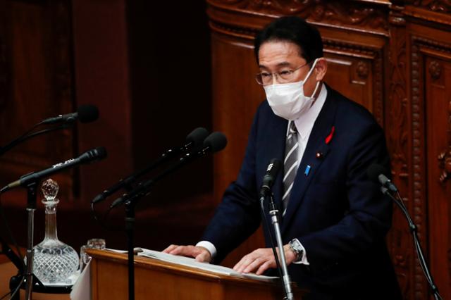 기시다 후미오 일본 총리가 지난 8일 국회에서 취임 후 첫 소신 표명 연설을 하고 있다. 도쿄=로이터 연합뉴스