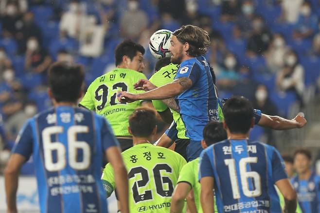 지난달 10일 울산문수축구경기장에서 열린 프로축구 K리그1 울산 현대와 전북 현대의 경기에서 양 팀 선수들이 헤딩 싸움을 하고 있다. [연합뉴스]