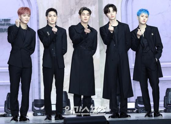 뉴이스트(NU'EST)가 19일 오후 서울 광진구 광장동 예스24라이블홀에서 정규 2집 'Romanticize' 발매 기념 쇼케이스를 열었다. 뉴이스트(JR, 아론, 백호, 민현, 렌) 멤버들이 포토타임에서 포즈를 취하고 있다. 김진경 기자 kim.jinkyung@jtbc.co.kr/2021.04.19/