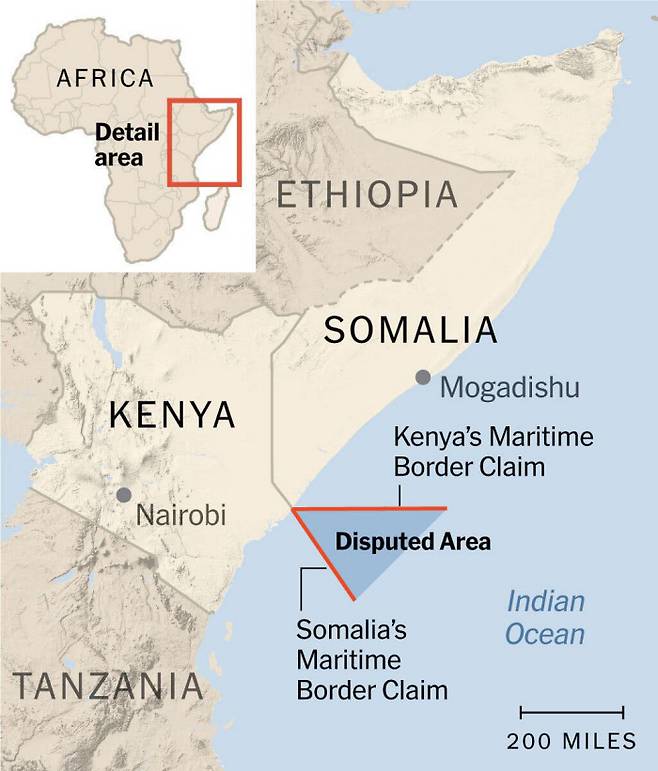 케냐와 소말리아가 소유권 분쟁을 벌인 구역을 나타낸 지도. 소말리아는 케냐와 자국 국경을 동남 해상으로 이어 그은 선을, 케냐는 국경에서 동쪽 해상으로 이어 그은 선을 기준으로 해상 소유권을 주장했다. 뉴욕타임스 홈페이지 캡쳐