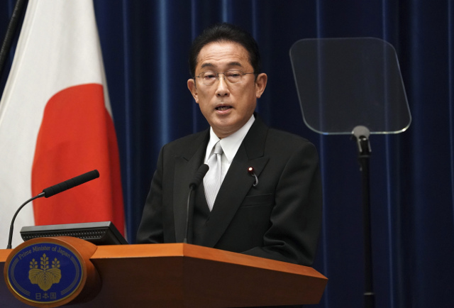 기시다 후미오 일본 총리가 지난 4일 도쿄 총리관저에서 취임 후 첫 기자회견을 하고 있다. AP연합뉴스