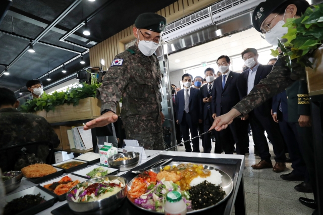 병사들의 식단을 확인하는 의원들. 공동취재사진