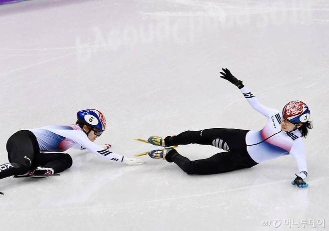 심석희(오른쪽)-최민정(왼쪽)이  22일 오후 강원도 강릉 아이스아레나에서 열린 '2018 평창동계올림픽' 쇼트트랙 여자 1000m 결승전에서 넘어지고 있다. /사진=강릉(강원)=김창현 기자