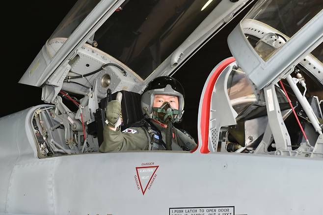 13일 공군 제10전투비행단을 방문한 원인철 합참의장이 F-5 전투기에 탑승해 기념 사진을 촬여하고 있다. /사진제공=합참