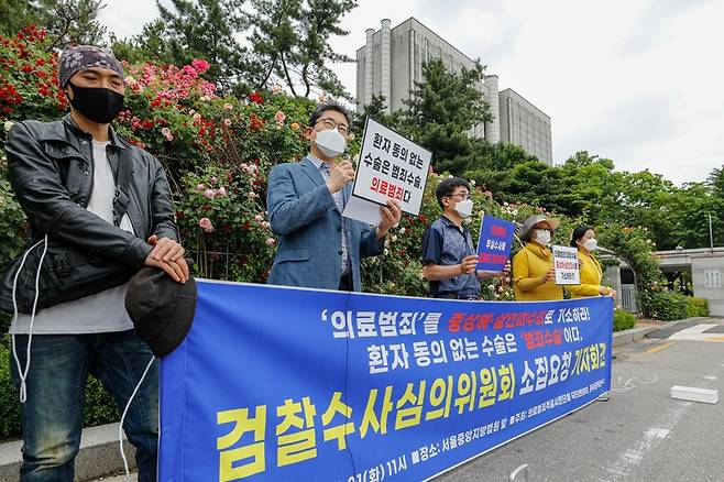 김선웅 의료범죄척결시민단체 닥터벤데타 대표가 정부가 유령수술을 방치했다며 낸 28억대 손해배상 청구 소송 1회 변론이 13일 진행됐다. 사진은 김 대표가 지난 6월 기자회견에서 발언하는 모습. /사진=뉴스1