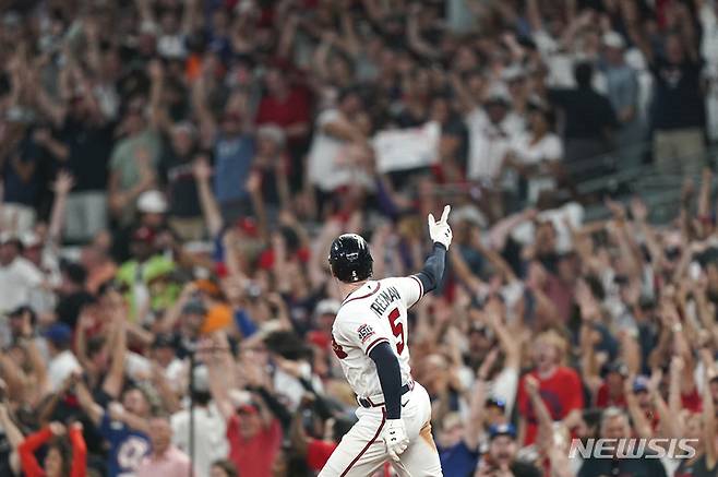 [애틀랜타=AP/뉴시스] 애틀랜타 브레이브스 프레디 프리먼이 13일(한국시간) 미국 조지아주 애틀랜타의 트루이스트파크에서 열린 밀워키 브레이브스와 내셔널리그 디비전시리즈 4차전에서 8회 홈런을 친 뒤 기뻐하고 있다. 2021.10.13.
