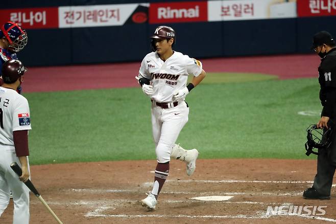 [서울=뉴시스]고승민 기자 = 6일 서울 고척스카이돔에서 열린 삼성 라이온즈 대 키움 히어로즈 경기, 8회말 키움 공격 1사 주자없는 상황 3번타자 이정후가 솔로홈런을 친 뒤 홈으로 들어오고 있다. 이정후는 이것으로 KBO 역대 26번째 5년 연속 200루타를 기록했다. 2021.10.06. kkssmm99@newsis.com