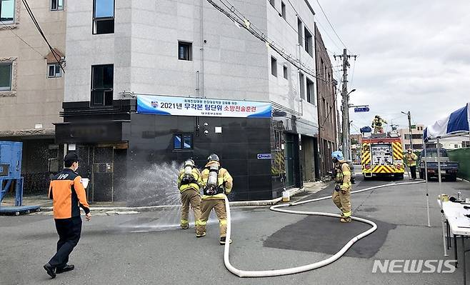 [대구=뉴시스] 이지연 기자 = 중부소방서 대원들이 하반기 무각본 팀단위 소방전술 훈련에 참여하고 있다. (사진=중부소방서 제공) 2021.10.13. photo@newsis.com