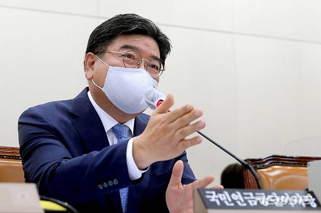 [서울=뉴시스] 최진석 기자 = 김용진 국민연금공단 이사장이 13일 오전 서울 여의도 국회에서 열린 국회 보건복지위원회의 국민연금공단에 대한 2021년도 국정감사에서 김미애 국민의힘 의원의 '일산대교 무효화 논란' 관련 질의에 답하고 있다. (공동취재사진) 2021.10.13. photo@newsis.com