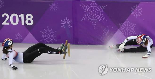 2018년 2월 22일 강릉아이스아레나에서 평창동계올림픽 쇼트트랙 여자 1,000m 결승전 중 심석희(3번)와 최민정(6번)이 충돌해 넘어지고 있다.