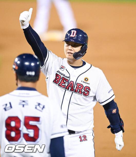 [OSEN=잠실,박준형 기자]6회말 2사 2,3루 두산 대타 최용제가 동점 2타점 적시타를 날리고 세리머니를 하고 있다. 2021.10.13 / soul1014@osen.co.kr