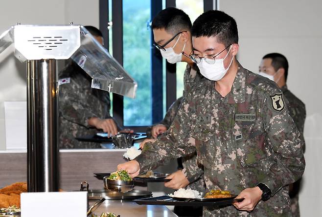 13일 충남 세종시 육군 제32사단 더 좋은 병영식당에서 장병들이 점심 배식을 받고 있다. 세종=뉴스1