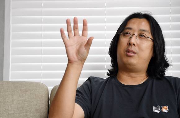 서울 마포구 서교동 작업실에서 만난 마영신 작가는 미국 하비상 ‘2021년 최고의 국제도서’ 부문을 수상한 ‘엄마들’을 통해 “중년 아줌마들의 열정 넘치는 연애와 고민 등을 여과 없이 보여 주고 싶었다”고 말했다.정연호 기자 tpgod@seoul.co.kr