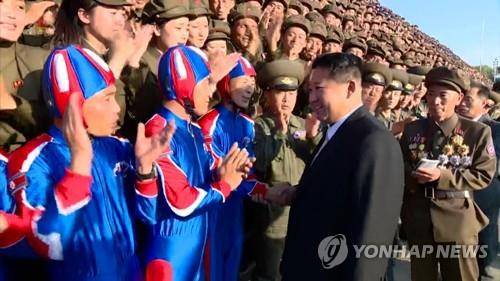 열병식 참가자들 격려하는 북한 김정은 (서울=연합뉴스) 북한 김정은 국무위원장이 북한 정권수립 73주년인 지난달 9일 자정에 열렸던 열병식 참가자들과 기념사진을 촬영했다고 조선중앙TV가 진난달 10일 보도했다. 김 위원장이 기념촬영에 앞서 낙하산병과 악수를 하고 있다. [조선중앙TV 화면] 2021.10.13 
[국내에서만 사용가능. 재배포. For Use Only in the Republic of Korea. No Redistribution] 
(끝)