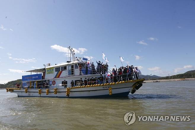 평화를 염원하는 해피호 (김포=연합뉴스) 13일 경기 김포 한강하구 중립지역에서 이인영 통일부 장관과 정하영 김포시장을 비롯한 참석자들을 태운 배가 2021 평화의 물길 열기 염하수로 항행을 하고 있다. 2021.10.13 [사진공동취재단] photo@yna.co.kr