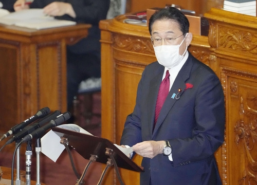 답변하는 기시다 일본 총리 (도쿄 교도=연합뉴스) 기시다 후미오(岸田文雄) 일본 총리가 13일 오전 참의원 본회의에 출석해 질문에 답변하고 있다.