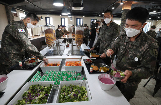 13일 오후 국회 국방위원회의 육군본부에 대한 국정감사에서 의원들이 32사단 병영식당을 방문해 병사들의 식단을 확인하고 있다.(사진공동취재)