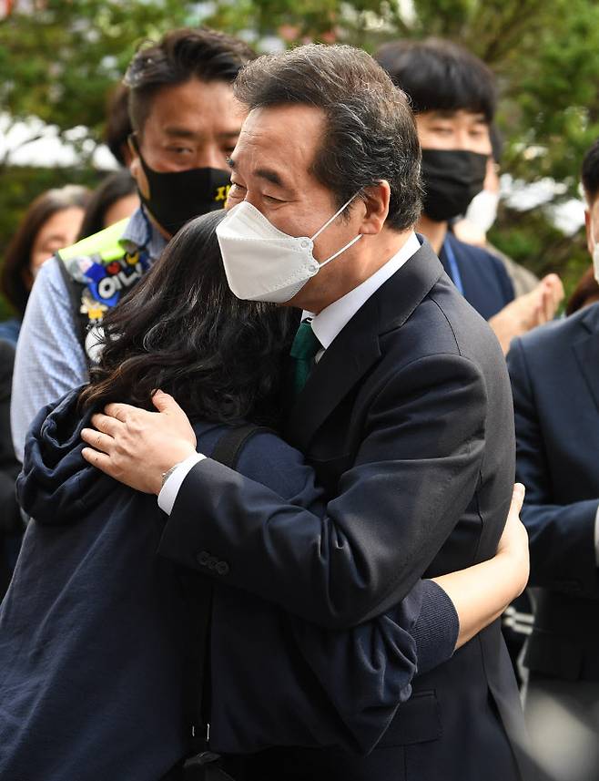 더불어민주당 이낙연 전 대표가 14일 서울 여의도 대산빌딩에서 열린 이낙연 필연캠프 해단식에 참석하며 지지자와 포옹하고 있다. [사진=국회사진기자단]