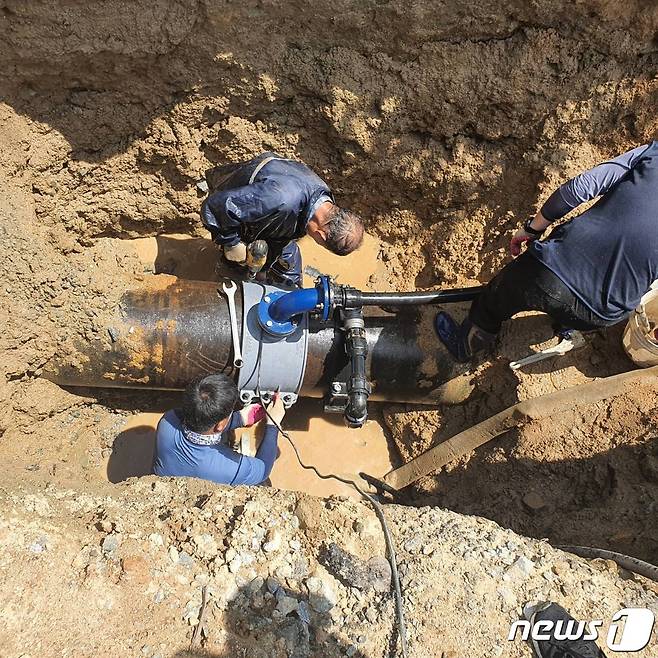 14일 충북 음성군이 지방 상·하수도 경영효율화사업에 선정돼 특별교부세 3억원을 확보했다고 밝혔다. 사진은 감곡면 상평리 관로 확장공사 모습.(음성군 제공)2021.10.14/© 뉴스1