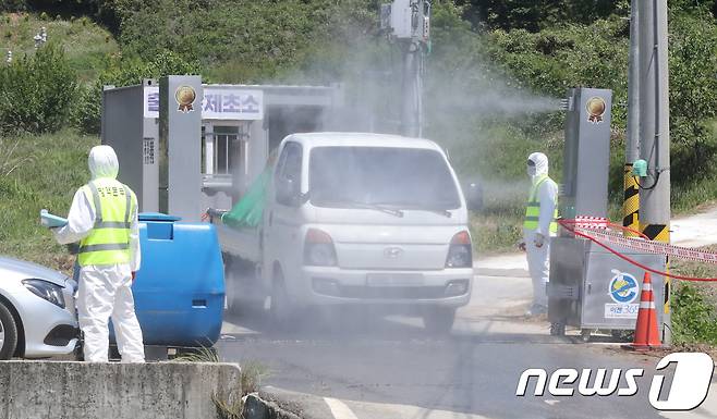 전북 군산시 서수면 종계농장 앞 통제초소에서 출입 차량에 대한 방역을 하고 있다./뉴스1 © News1