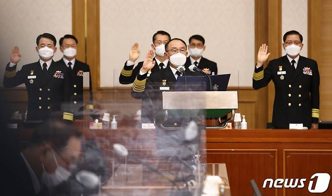 부석종 해군참모총장이 14일 오후 충남 계룡대에서 열린 국회 국방위원회의 해군본부에 대한 국정감사에서 선서하고 있다. 2021.10.14/뉴스1 © News1 김기태 기자