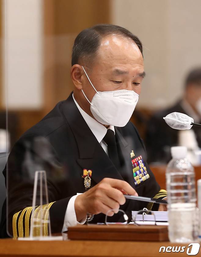 부석종 해군참모총장이 14일 오후 충남 계룡대에서 열린 국회 국방위원회의 국정감사에서 자료를 확인하고 있다. 2021.10.14/뉴스1 © News1 김기태 기자