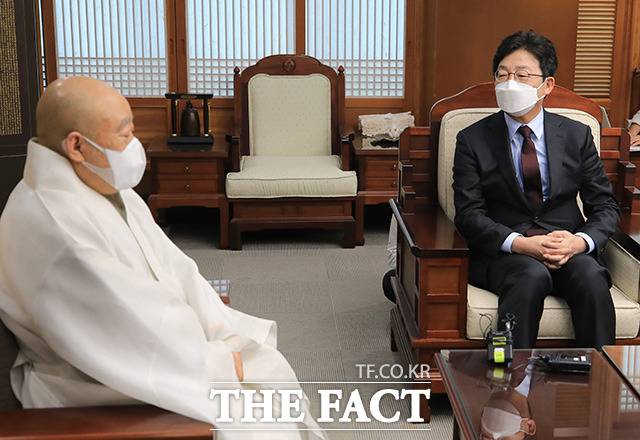 국민의힘 대권 주자인 유승민 전 의원(오른쪽)이 14일 오전 서울 종로구 조계사불교역사문화기념관에서 조계종 총무원장 원행스님을 예방하고 있다. /국회사진취재단