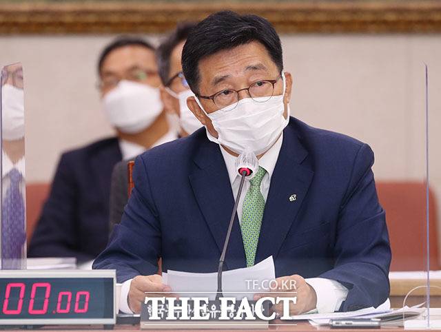 질의 답변하는 김춘진 한국농수산식품유통공사 사장.