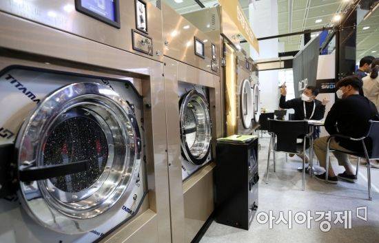 14일 서울 강남구 코엑스에서 열린 IFS 프랜차이즈 창업박람회를 찾은 창업 희망자들이 한 무인 세탁업체에서 상담을 하고 있다./김현민 기자 kimhyun81@