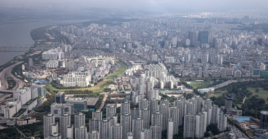 서울 송파구 잠실 롯데월드타워 '서울스카이' 전망대에서 바라본 송파와 강동구 일대. <연합뉴스>