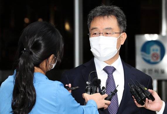 대장동 개발사업 특혜 의혹의 핵심 인물이자 화천대유 대주주 김만배 씨가 14일 오후 서울 서초구 서울중앙지방법원에서 열린 구속 전 피의자심문(영장실질심사)를 마치고 나오며 취재진의 질문에 답변하고 있다. 사진=뉴시스