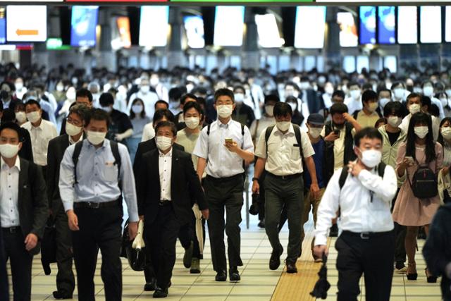 일본은 신종 코로나바이러스 감염증(코로나19) 신규 감염자 수가 급감하면서 지난 1일부로 긴급사태선언을 일제히 해제했다. 현재 하루 확진자 수가 1,000명도 되지 않는다. 1일 도쿄 시나가와역에서 마스크를 쓴 직장인들이 출근하고 있다. 도쿄=AP 연합뉴스