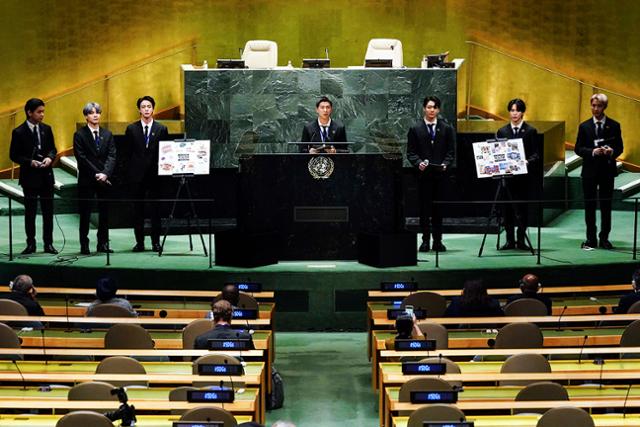 방탄소년단(BTS)이 지난달 20일(현지시간) 뉴욕 유엔본부에서 열린 제76차 유엔 총회 SDG Moment(지속가능발전목표 고위급회의) 개회 세션에서 발언하고 있다. 뉴스1