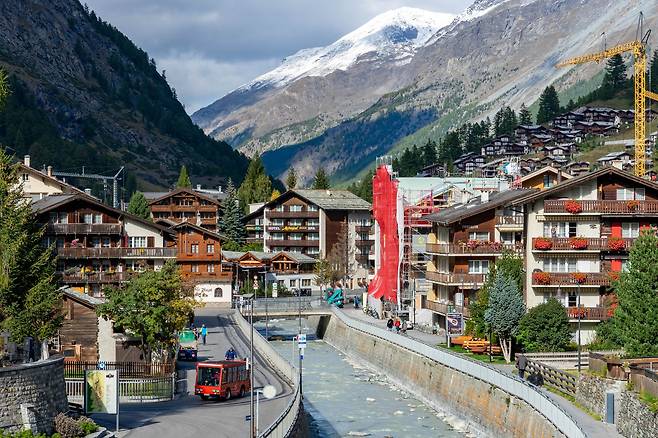 체르마트 마을을 누비는 전기 차량의 모습. 체르마트는 대기 오염을 줄이기 위해 내연기관 차량의 진입을 막고 있다. 백종현 기자