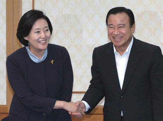 2014년 8월 이완구 새누리당 원내대표와 박영선 새정치민주연합 원내대표가 국회 귀빈식당에서 주례회동를 마친 뒤 악수하고 있다. 중앙포토