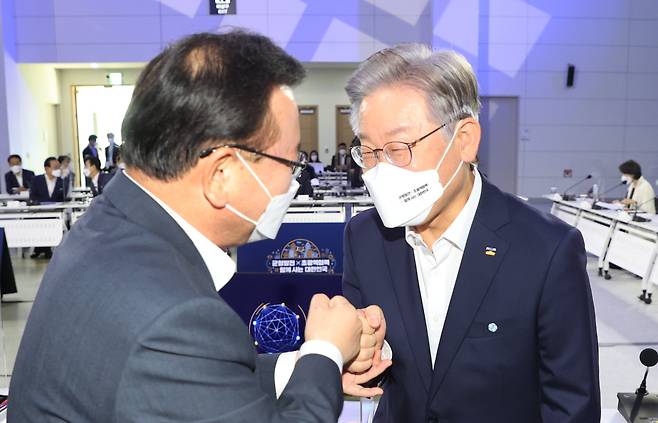 김부겸 국무총리(왼쪽)와 이재명 경기도지사가 인사하고 있다. 연합뉴스