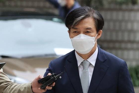 자녀 입시비리 혐의로 재판에 넘겨진 조국 전 법무부 장관이 지난 8일 오전 서울 서초구 서울중앙지법에서 열린 1심 속행 공판에 출석하기 위해 법정으로 향하고 있다. 연합뉴스