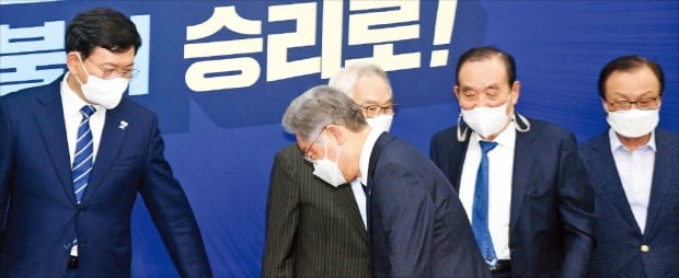 < 인사하는 이재명 > 이재명 더불어민주당 대선후보(왼쪽 두 번째)가 13일 국회에서 열린 당 상임고문단 간담회에서 인사하고 있다.  /김병언 기자