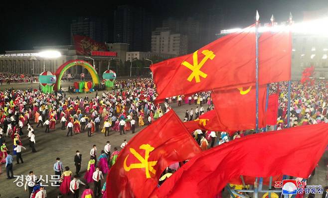 북한 당창건 76주년을 맞아 지난 10일 청년학생들의 야회 및 축포발사가 평양의 김일성광장에서 진행되었다고 조선중앙통신이 11일 보도했다. 조선중앙통신·연합뉴스