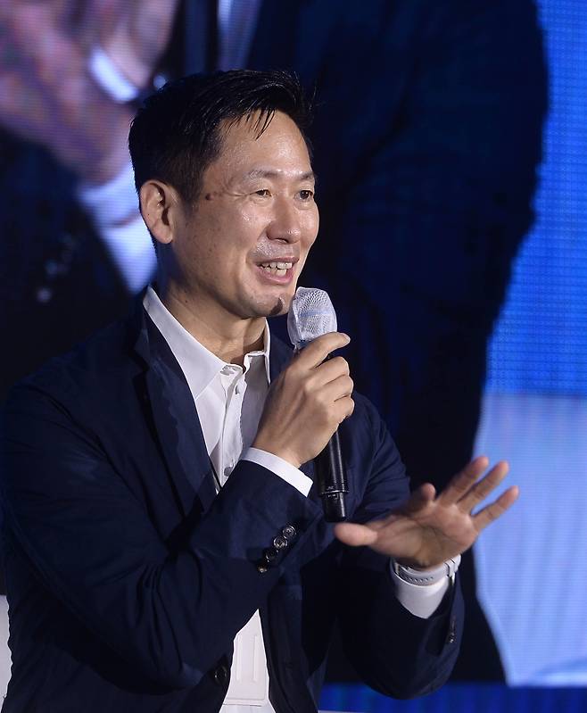 Lee Don-tae, executive vice president and head of Corporate Design Center at Samsung Electronics, is answering questions from the audience at the Herald Design Forum 2021 on Thur.