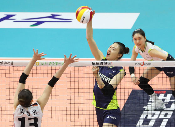 Yang Hyo-jin of Hyundai Hillstate attacks during the KOVO Cup match between IBK Industrial Bank on Aug 24th at the Uijeongbu Gymnasium in Uijeongbu, Gyeonggi. [NEWS1]