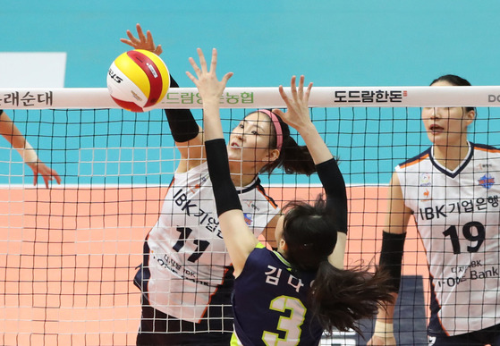 Kim Su-ji of IBK Industrial Bank spikes during the KOVO Cup match between Hyundai Hillstate on Aug 24th at the Uijeongbu Gymnasium in Uijeongbu, Gyeonggi. [NEWS1]