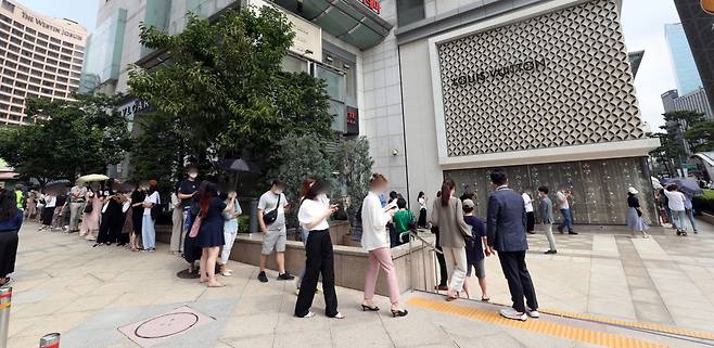 희소성 있는 상품을 웃돈을 받고 되팔아 수익을 얻는 리셀테크가 각광받고 있다. 샤넬 가방으로 수익을 내는 ‘샤테크’(샤넬+재테크)라는 신조어도 생겨났다. 사진은 지난 6월 샤넬 가격 인상 소식에 시민들이 서울시내 한 백화점에서 샤넬매장 입장을 기다리며 줄지어 서 있는 모습. /사진=뉴스1