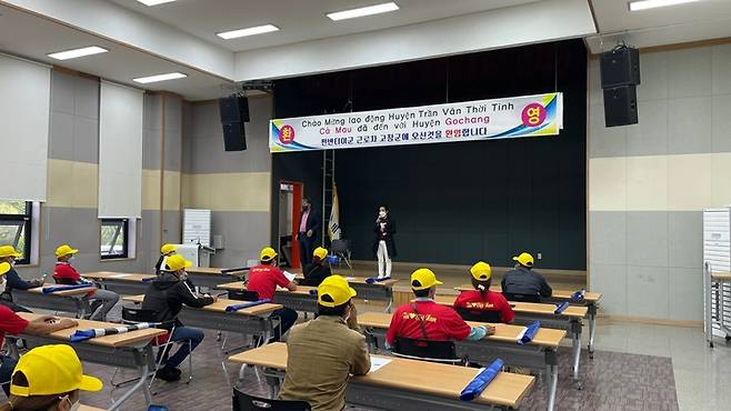 [고창=뉴시스] 이학권 기자 =전북 고창군은 수확철 농촌현장에 투입될 베트남 계절근로자 27명이 농업기술센터 강의실에서 환영행사를 열고 있다. (사진 = 고창군 제공).2021.10.14. photo@newsis.com *재판매 및 DB 금지