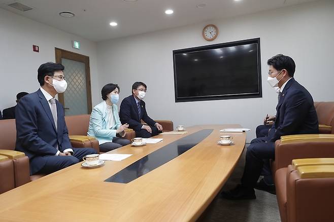 [서울=뉴시스] 서울 양천구는 박성수 송파구청장(사진 왼쪽부터), 김수영 양천구청장, 오승록 노원구청장이 지난 13일 노형욱 국토교통부 장관을 만나 재건축 안전진단 기준 완화를 제안했다고 14일 밝혔다. (사진=양천구 제공) 2021.10.14. photo@newsis.com *재판매 및 DB 금지