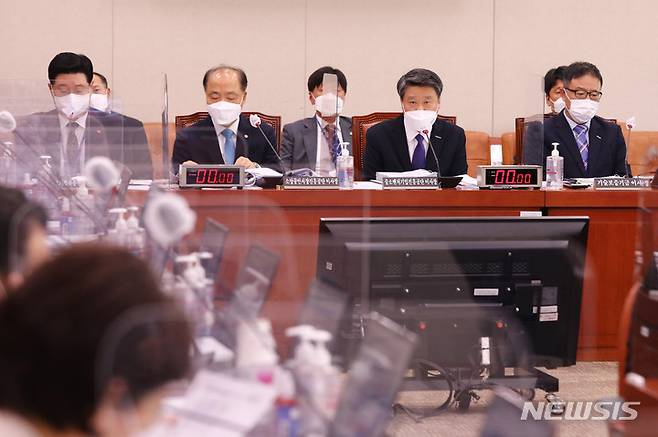 [서울=뉴시스] 최진석 기자 = 김학도 중소벤처기업진흥공단 이사장(왼쪽에서 세번째)이 14일 국회에서 열린 산업통상자원중소벤처기업위원회의 중소벤처기업진흥공단, 소상공인시장진흥공단 등에 대한 국정감사에서 의원 질의에 답하고 있다. (공동취재사진) 2021.10.14. photo@newsis.com