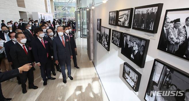 [서울=뉴시스] 국회사진기자단 = 이준석 국민의힘 대표와 허창수 전경련 회장이 14일 여의도 전국경제인연합회에서 열린 전경련 창립 60주년 사진전(부제:가슴이 뛴다)을 관람하고 있다. 2021.10.14. photo@newsis.com
